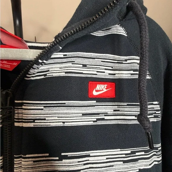 Nike Black and White Zip-Up Hoodie Size XL - Picture 4 of 10